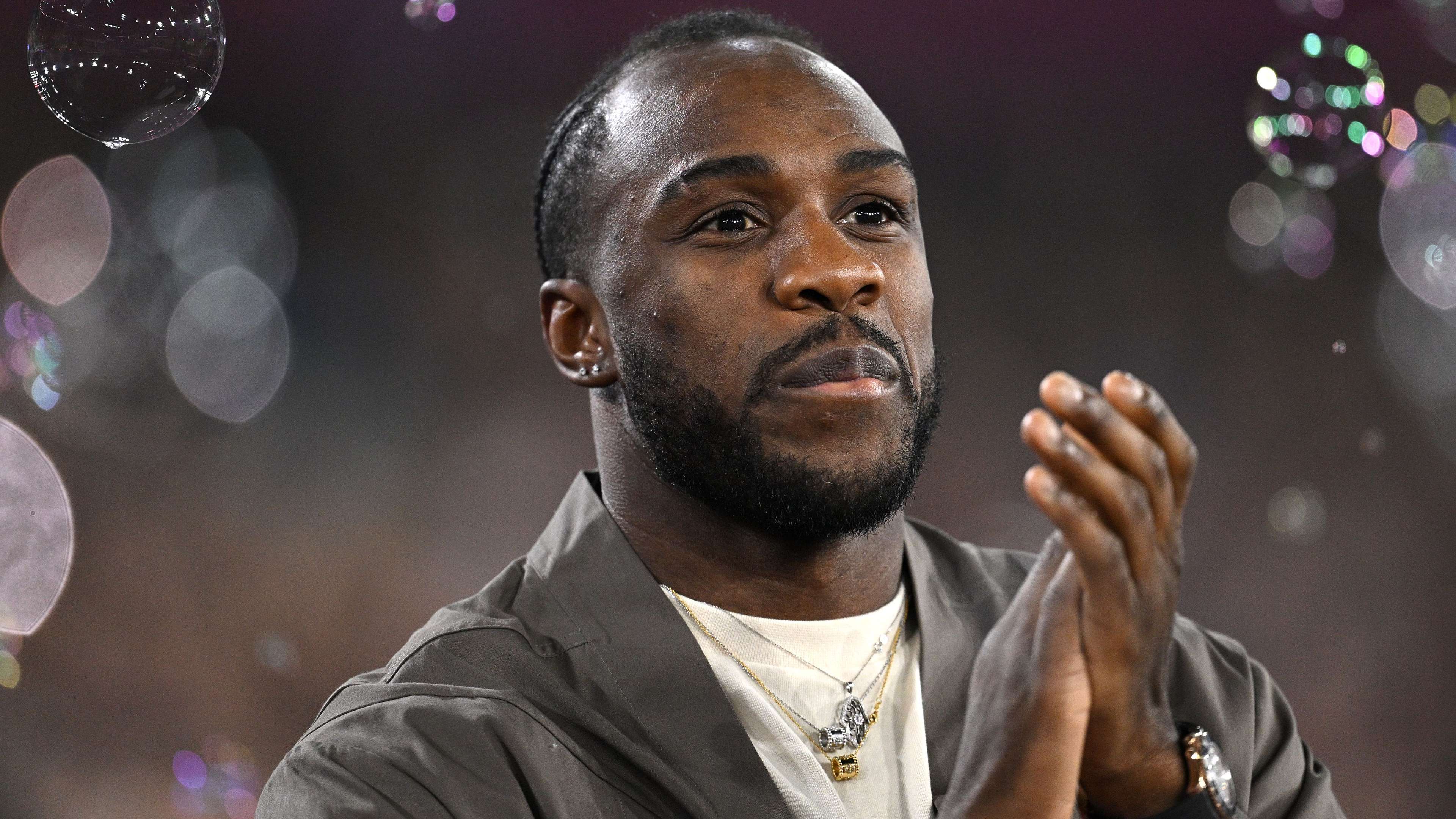 对青年球员 对青年球员